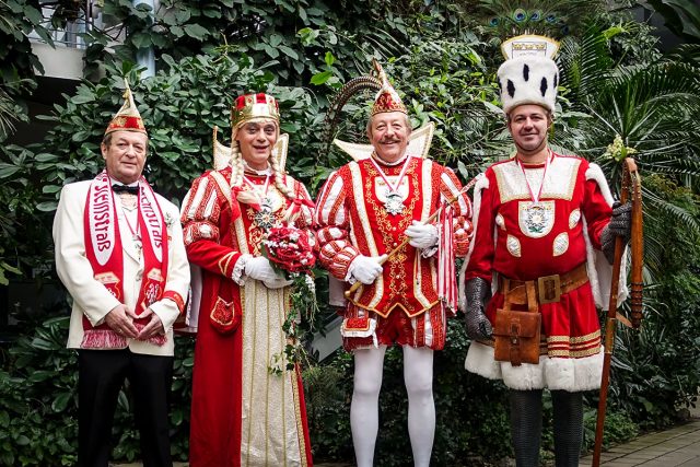 Das Dreigestirn 2017/18 (v.l.n.r. Prinz Randy (Hoppe), Bauer Markus (Ingermann), Jungfrau Volkina (Volker Eßer) und Prinzenführer Lothar (Worms). | Foto: KG Maiblömche