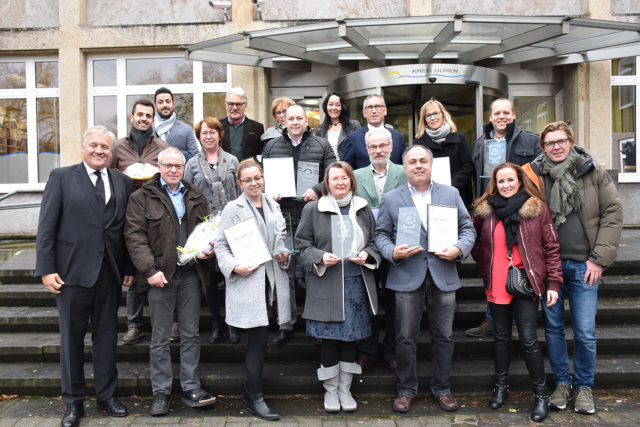 Landrat Wolfgang Spelthahn gratulierte den sieben Eifel-Award-Gewinnern aus dem Kreis Düren zu ihrer Auszeichnung und würdigte ihr unternehmerisches Engagement, von dem die Region profitiert. Foto: Josef Kreutzer