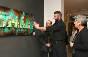 Premiere für Marc Remus Werk Skyline von Jülich aus der Serie "Fossilien". Gerne erklärte der Künstler selbst die Technik. Foto: Dorothée Schenk