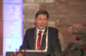 Bürgermeister Axel Fuchs bei der Laudatio zur Ehrenringverleihung an Dr. Peter Nieveler. Foto: Dorothée Schenk