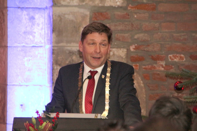 Bürgermeister Axel Fuchs bei der Laudatio zur Ehrenringverleihung an Dr. Peter Nieveler. Foto: Dorothée Schenk
