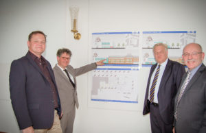 Die Planer Achim Schormann (v.l.), Detlef Nitsch, Landrat Wolfgang Spelthahn und GIS-Geschäftsführer Peter Kaptain stellten jetzt die ersten Pläne für den Bau des kleinen Kreishauses in Jülich vor. Foto: Josef Kreutzer