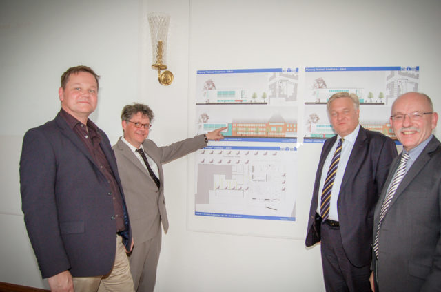 Die Planer Achim Schormann (v.l.), Detlef Nitsch, Landrat Wolfgang Spelthahn und GIS-Geschäftsführer Peter Kaptain stellten jetzt die ersten Pläne für den Bau des kleinen Kreishauses in Jülich vor. Foto: Josef Kreutzer