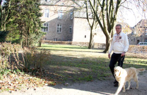 Pater Josef Költringer ist mit Hund Sam im Haus Overbach eingezogen. Foto: Dorothée Schenk