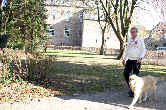 Pater Josef Költringer ist mit Hund Sam im Haus Overbach eingezogen. Foto: Dorothée Schenk