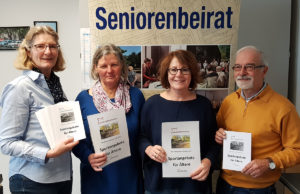 Bernd Ritschel (v.r.n.l.), Berti Ritschel, Ruth Tavernier-Schwab und Elisabeth Fasel-Rüdebusch freuen sich über den neuen Informationsflyer. Foto: Stadt Jülich