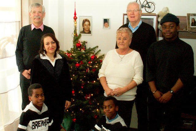 Prof. Detlev Grützmacher (l hinten) und Dr. Dieter Scheidt (r hinten) überbrachten persönlich die Bäume an (v.l.) Magret Abdelshahid, Gaby Mauermann und Familie Koko aus Jülich. Foto: Günther Hamacher