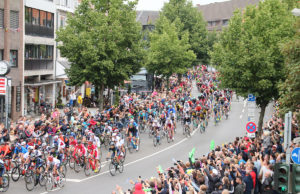 Für ein großes Spektakel sorgte die Durchfahrt der Tour de France in Jülich. Foto: Dorothée Schenk