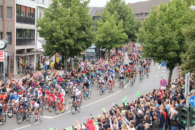 Für ein großes Spektakel sorgte die Durchfahrt der Tour de France in Jülich. Foto: Dorothée Schenk