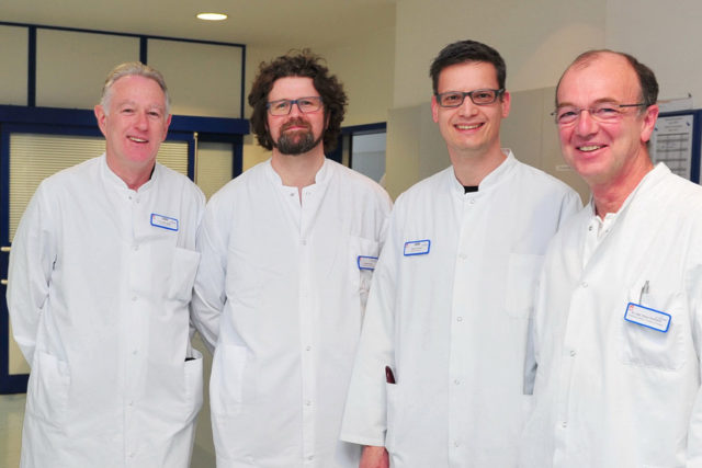 v.l.: Dr. med. Rudolf Jegen (Chefarzt der Anästhesie), Facharzt Christian Dreyer, Oberarzt Marcus Flucht und Dr. med. Klaus Hindrichs (Ärztlicher Direktor und Chefarzt der Chirurgie) | Foto: K. Erdem