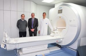 v.l.: Dipl.-Ing. Benjamin Weidner (Prokurist und Technischer Direktor der ctw), Renardo Schiffer (Geschäftsführer St. Augustinus Krankenhaus) und Kai Roeber, Chefarzt der Radiologie im St. Augustinus Krankenhaus an dem neuen 3-Tesla-MRT | Foto: Foto K. Erdem