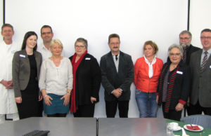 v.l.: Dr. med. Achim Fritz (Ärztlicher Direktor), Judith Kniepen (Kfm. Direktorin), Ralf Menninger (Mitarbeitervertretung) mit den Jubilaren Birgit Kubik, Andrea Leroi, Dieter Schwartz, Alexandra Backes, Kathi Huppertz, Teo Black sowie der Pflegedirektor Günter Weingarten. Foto: Michael Borchardt