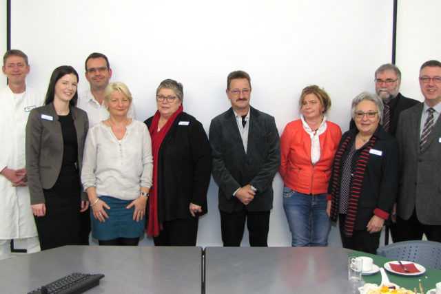 v.l.: Dr. med. Achim Fritz (Ärztlicher Direktor), Judith Kniepen (Kfm. Direktorin), Ralf Menninger (Mitarbeitervertretung) mit den Jubilaren Birgit Kubik, Andrea Leroi, Dieter Schwartz, Alexandra Backes, Kathi Huppertz, Teo Black sowie der Pflegedirektor Günter Weingarten. Foto: Michael Borchardt