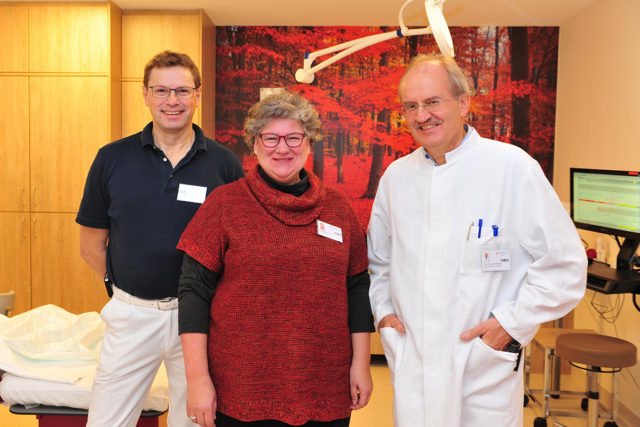 Leitender Oberarzt Ulrich Bergsch, leitende Hebamme Magdalene Sanders, Chefarzt Prof. Dr. med. Gerd Crombach. Foto: Kaya Erdem