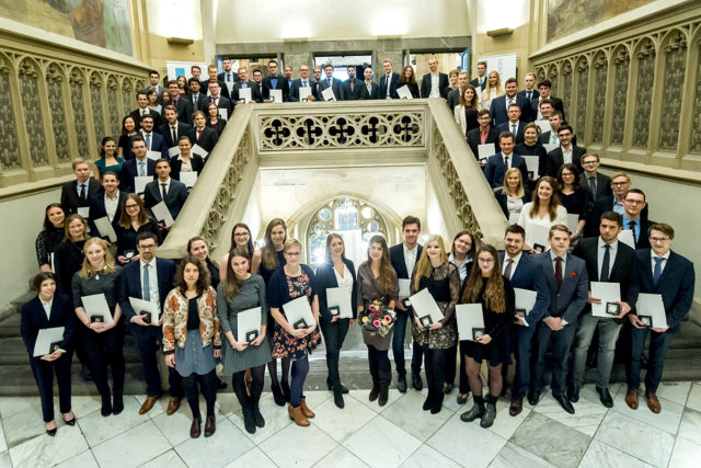 Die Absolventen der Fachhochschule Aachen. Foto: FH Aachen / Heike Lachmann