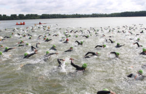 Durch den Blausteinsee geht eine Disziplin des indeland-Triathlon. Foto: MMP