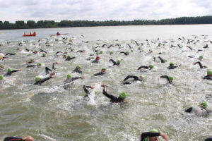 Durch den Blausteinsee geht eine Disziplin des indeland-Triathlon. Foto: MMP
