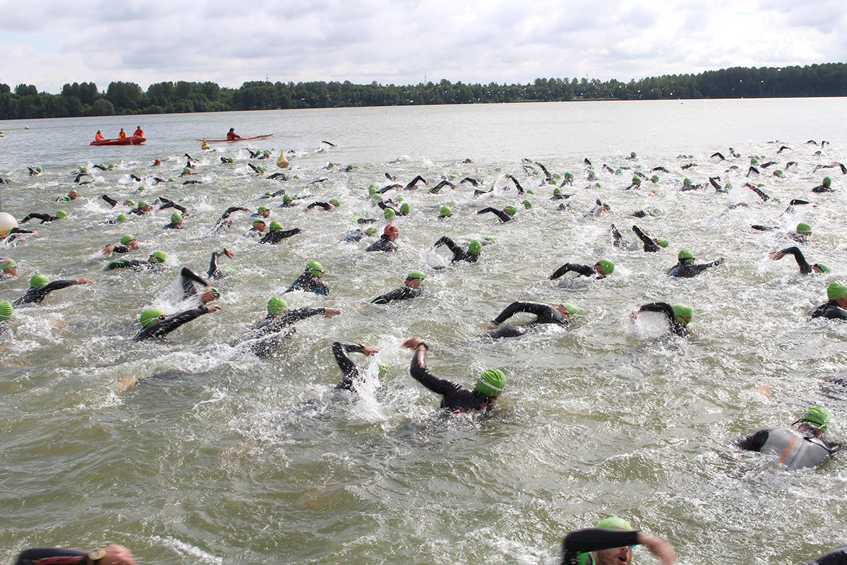 Durch den Blausteinsee geht eine Disziplin des indeland-Triathlon. Foto: MMP