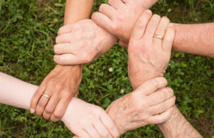 Soziales Ehrenamt stärkt den Zusammenhalt. Foto: pixabay