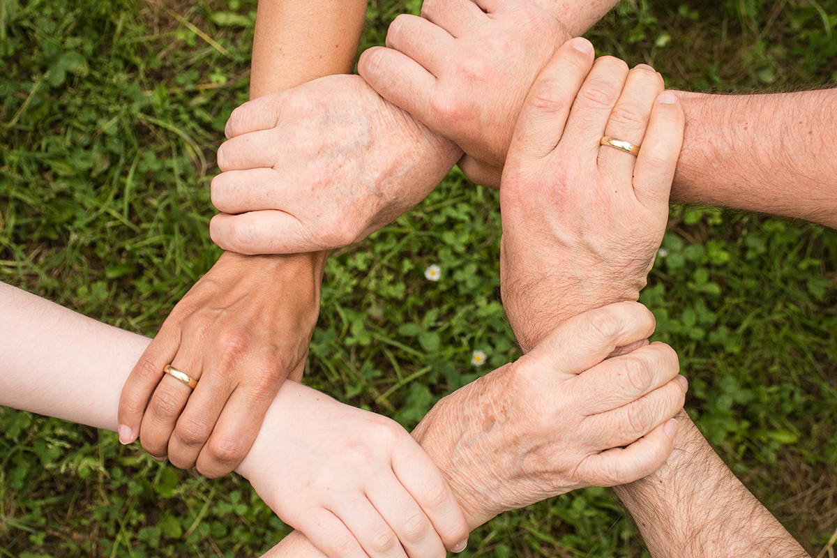 Soziales Ehrenamt stärkt den Zusammenhalt. Foto: pixabay