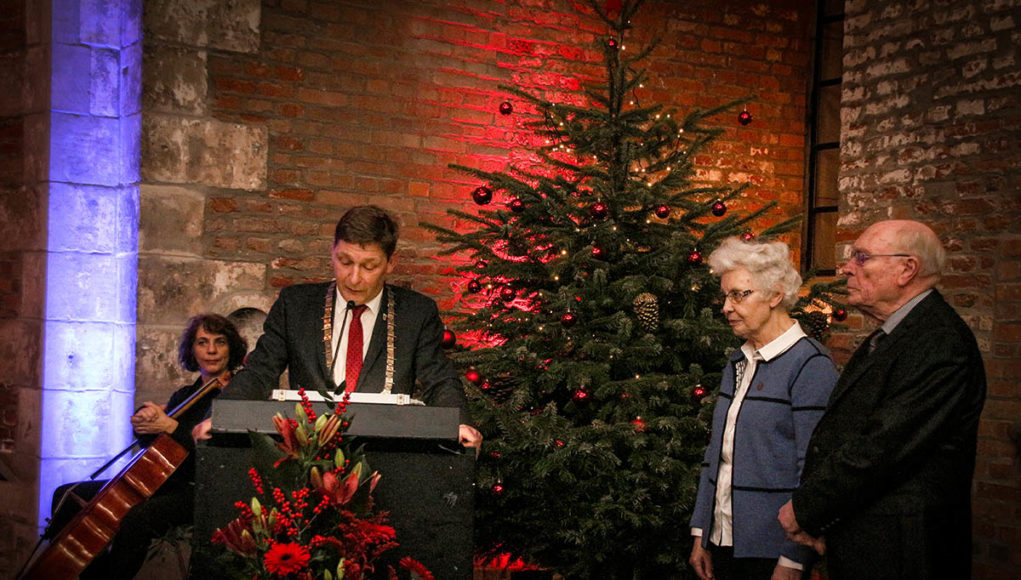 Sichtbar Freude hatte Bürgermeister Axel Fuchs an der Verleihung des Ehrenringes an Dr. Peter Nieveler, der von seiner Ehefrau Elfriede begleitet wurde. | Foto: Dorothée Schenk