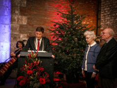 Sichtbar Freude hatte Bürgermeister Axel Fuchs an der Verleihung des Ehrenringes an Dr. Peter Nieveler, der von seiner Ehefrau Elfriede begleitet wurde. | Foto: Dorothée Schenk