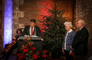 Sichtbar Freude hatte Bürgermeister Axel Fuchs an der Verleihung des Ehrenringes an Dr. Peter Nieveler, der von seiner Ehefrau Elfriede begleitet wurde. | Foto: Dorothée Schenk