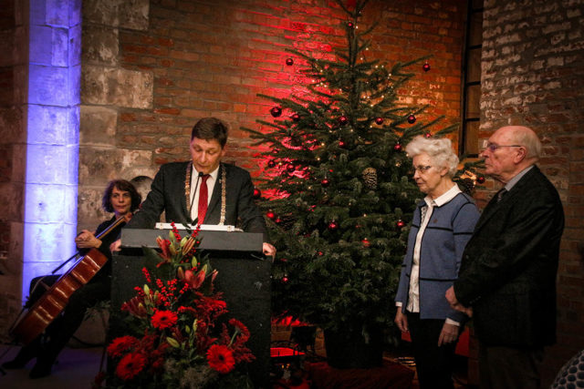 Sichtbar Freude hatte Bürgermeister Axel Fuchs an der Verleihung des Ehrenringes an Dr. Peter Nieveler, der von seiner Ehefrau Elfriede begleitet wurde. | Foto: Dorothée Schenk