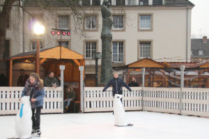 Maria wacht über die Eisläufer auf dem Kirchplatz. Foto: Dorothée Schenk