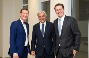 Stabwechsel: Der neue IHK-Präsident Wolfgang Mainz (r.) mit dem neuen Ehrenpräsidenten Bert Wirtz (Mitte) und IHK-Hauptgeschäftsführer Michael F. Bayer. Foto: IHK Aachen/Heike Lachmann