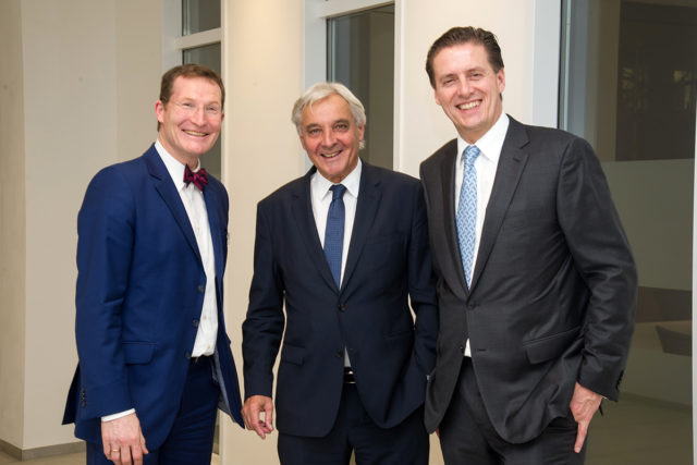 Stabwechsel: Der neue IHK-Präsident Wolfgang Mainz (r.) mit dem neuen Ehrenpräsidenten Bert Wirtz (Mitte) und IHK-Hauptgeschäftsführer Michael F. Bayer. Foto: IHK Aachen/Heike Lachmann