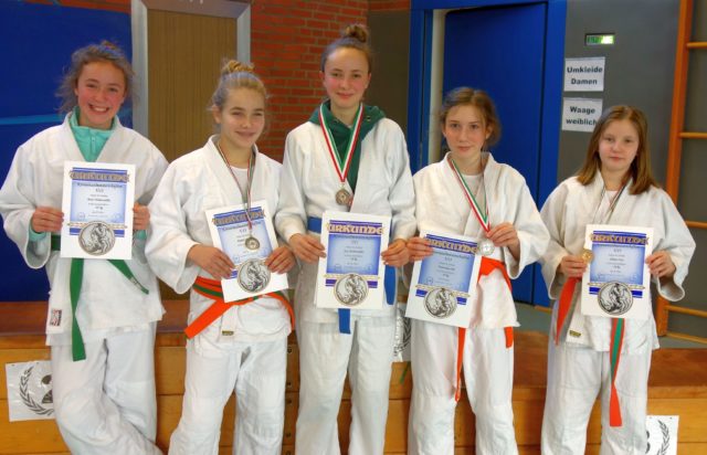 Medaillen und Urkunden gab es beim Kreiskräftemessen für die Mädels vom Judoclub Jülich. Foto: Verein