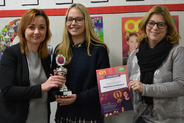 Schulleiterin Christiane Clemens (v. r. n. l.): ist stolz auf ihre Schülerinnen. Schülersprecherin Nathalie Richter erhält von Sandra Kozlowski (AOK) Pokal und Urkunde. Foto: MGJ