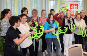 Monika Panholzer (li. in schwarz) trainiert Schüler und Senioren gemeinsam Foto: Erik Lehwald/Caritas