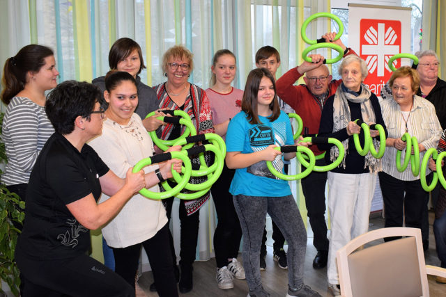 Monika Panholzer (li. in schwarz) trainiert Schüler und Senioren gemeinsam Foto: Erik Lehwald/Caritas