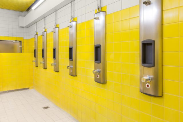 Das Jülicher Hallenbad hat neue, moderne Duschen bekommen. Foto: SWJ