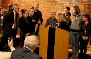 Einen Sonderpreis erhielten Schulsseelsorger Ralph Loevenich und Schüler der Sekundarschule Jülich. Foto: Dorothée Schenk