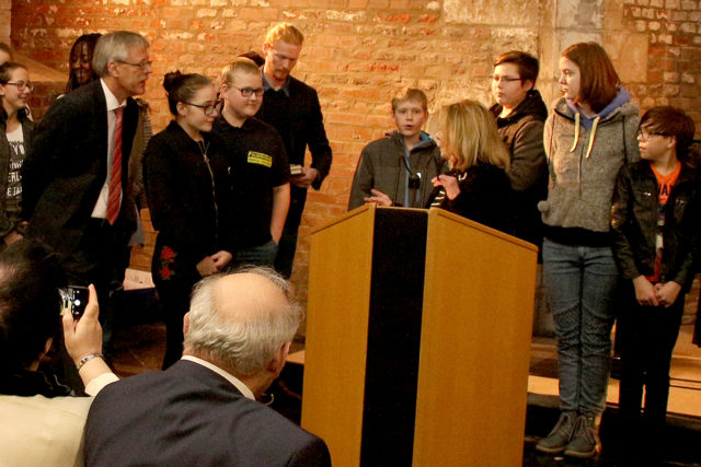 Einen Sonderpreis erhielten Schulsseelsorger Ralph Loevenich und Schüler der Sekundarschule Jülich. Foto: Dorothée Schenk