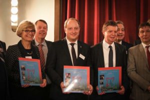 Drei Preisträger ehrte der Stadtmarketing-Verein für ihre Beiträge zur "Profilierung des städtischen Slogans Historische Festungsstadt – moderne Forschungsstadt und weil sie gute Botschafter für die Jülich sind: (1.Reihe v.l. Marita Loven, Cornel Cremer und Carlo Aretz). Foto: Hacky Hackhausen.