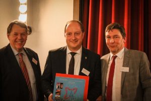 Wolfgang Hommel Vorsitzender Stadtmarketing e.V., Preisträger Cornel Cremer und Bürgermeister Axel Fuchs | Foto: HZGM 