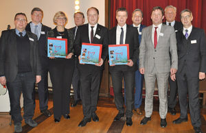 Gruppenbild mit Preisträgern (v.l.): Guido von Büren, Georg und Marita Loven, Cornel Cremer, (dahinter) Wolfgang Hommel, Carlo Aretz, (dahinter) Kuratoriumsvorsitzender Uwe Willner, Bürgermeister Axel Fuchs, Landrat Wolfgang Spelthahn und Dr. Rüdiger Urban. Foto: Gisa Stein.