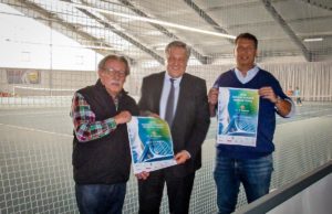 Sie freuen sich auf hochklassigen U14-Tennissport in der Tennishalle Rurbenden (v.l.): Turnierorganisator Kuno Stirnberg, Schirmherr Landrat Wolfgang Spelthahn und Hausherr Markus Schall. Foto: Kreis Düren