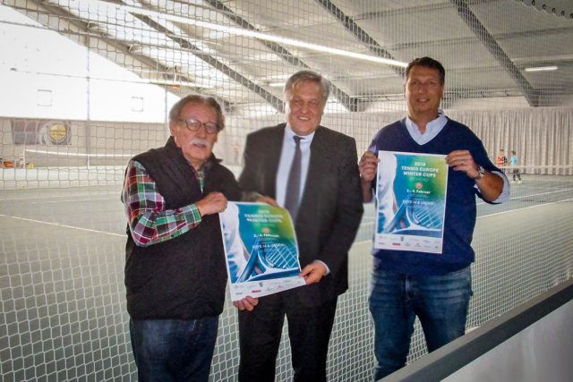 Sie freuen sich auf hochklassigen U14-Tennissport in der Tennishalle Rurbenden (v.l.): Turnierorganisator Kuno Stirnberg, Schirmherr Landrat Wolfgang Spelthahn und Hausherr Markus Schall. Foto: Kreis Düren