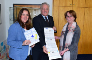 Landrat Wolfgang Spelthahn und Birgit Müller-Langohr (li.) sowie Anette Winkler vom Amt für Kreisentwicklung und Wirtschaftsförderung stellen das Jahresprogramm vor. Foto: Kreis Düren