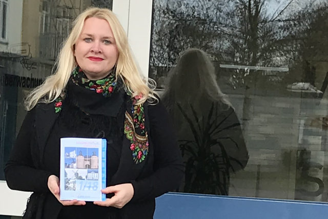 Die neue Leiterin der VHS Jülicher Land, Claudia Schotte, präsentiert das neue Programm. Foto: Stadt Jülich