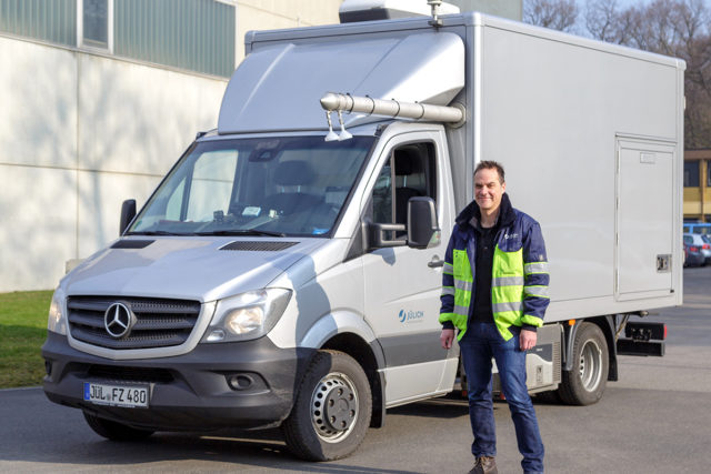 Dr. Robert Wegener vom Jülicher Institut für Troposphärenforschung gehört zu dem Team von Wissenschaftlern, das mit MOBILAB Messfahrten unternimmt. Mit den Daten können die Forscher unter anderem bewerten, wie effizient lufthygienische Maßnahmen in Ballungsgebieten sind. Copyright: Forschungszentrum Jülich / Wilhelm-Peter Schneider