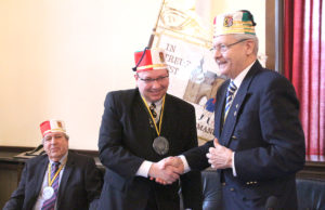 Senatspräsident Linus Wiederholt gratuliert Guido von Büren zum Hexenturm-Orden. Foto: tee