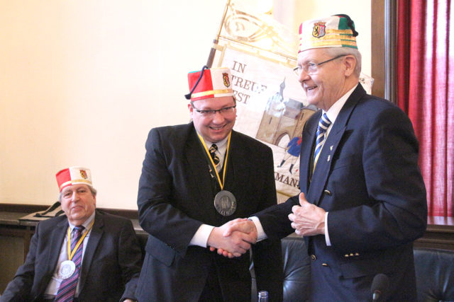 Senatspräsident Linus Wiederholt gratuliert Guido von Büren zum Hexenturm-Orden. Foto: tee