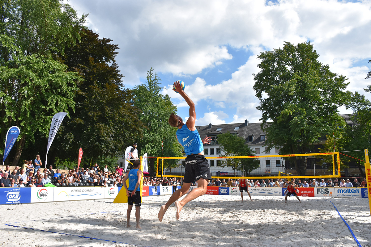 Schon 2017 wurde der DKB Beach Cup im Herzen der Herzogstadt ausgetragen. Im August gibt es eine Neuauflage. Foto: Archiv/ Kreis Düren