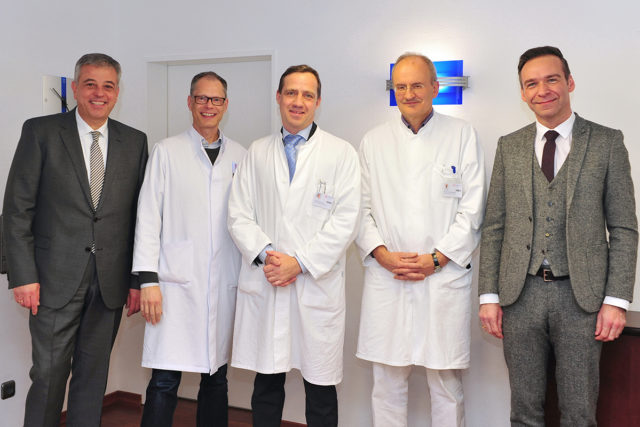 v.l.: Dipl.-Kfm. Bernd Koch (ctw-Geschäftsführer), Dr. med. Bodo Müller (Ärztlicher Direktor St. Marien-Hospital), Dr. med. Axel Sauerwald, Prof. Dr. med. Gerd Crombach und RA Stephan Prinz (ctw-Geschäftsführer). Foto: Kaya Erdem